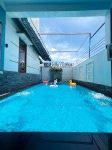 木州的住宿－Chelsea Villa Moc Chau Venuestay，大楼内一个蓝色的大型游泳池