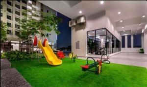 een speeltuin met een glijbaan in het midden van een gebouw bij Comfy 6 Guest 2 Rooms VIM3 Desa Parkcity, One Utama, Bandar Menjalara, Kepong, Sri Damansara, Mutiara Damansara, Damansara Perdana, Kota Damansara, Kuala Lumpur in Kuala Lumpur