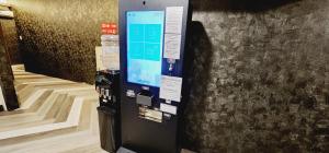 uma máquina de venda automática com um sinal na parede em Gugis Inn em Taipei