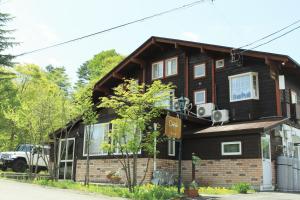 a black house with speakers on the side of it at Urabandai Cranes in Kitashiobara