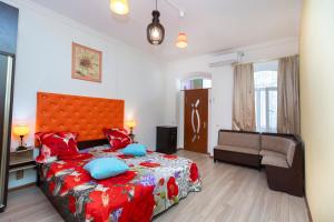 1 dormitorio con 1 cama grande y 1 sofá en Homestay in Tbilisi center GM, en Tiflis