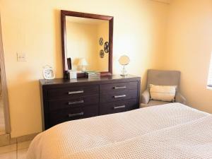 Un pat sau paturi într-o cameră la White Sands Retreat
