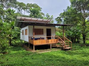 una piccola casa in mezzo a un campo di Reserva Pakore Wera a Bahía Solano