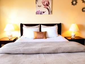 een slaapkamer met een groot bed met 2 lampen bij White Sands Retreat in Alamogordo