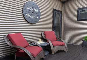 2 Stühle und ein Tisch auf der Terrasse in der Unterkunft Burnie Unit - The Cape in Burnie