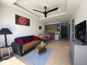 uma sala de estar com um sofá e uma mesa em Crystal Bay Tropical Residence em Koh Samui 