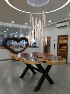 a wooden table with a heart on it in a room at Hotel ANB Aeropuerto Guadalajara in Guadalajara