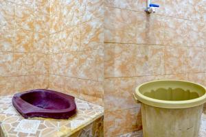 外南夢的住宿－SPOT ON 92827 Anisah Adil Homestay Syariah，一间带紫色卫生间和桶的浴室