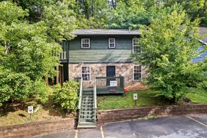 una casa con una escalera delante de ella en Mama Bear's Moonshine Ridge en Gatlinburg