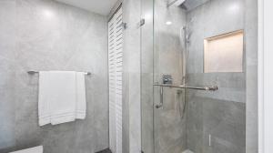 un bagno con doccia con porta in vetro di Amazing Location - 2BDRM/2BATH - right on Robson a Vancouver Altre 12 foto
