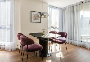 Area soggiorno di Amazing Location - 2BDRM/2BATH - right on Robson