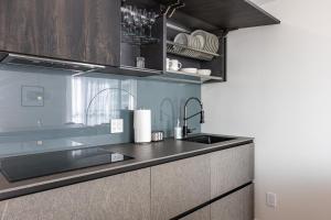 Cucina o angolo cottura di Amazing Location - 2BDRM/2BATH - right on Robson