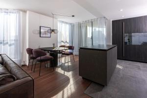 un soggiorno con un divano e un tavolo con sedie di Amazing Location - 2BDRM/2BATH - right on Robson a Vancouver