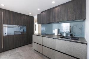 Cucina o angolo cottura di Amazing Location - 2BDRM/2BATH - right on Robson