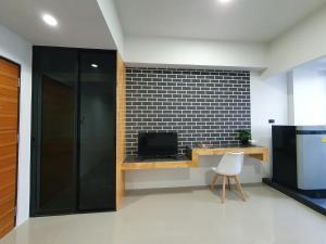 TV a/nebo společenská místnost v ubytování Irich residence South Samrong 6 Kms BTS-Pu Chao
