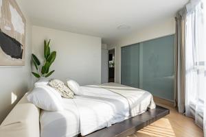 Letto o letti in una camera di Amazing Location - 2BDRM/2BATH - right on Robson