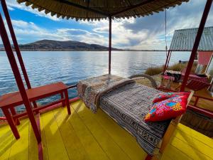 una cama en la parte trasera de un barco en el agua en Vip Flotante, en Puno