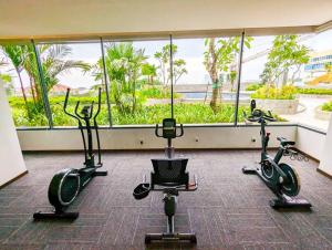 een fitnessruimte met drie hometrainers voor een raam bij Lovina 8-25 @Citra Plaza Nagoya in Nagoya