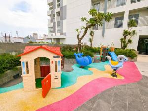 een kinderspeelplaats met een speelhuis en een speeltuin bij Lovina 8-25 @Citra Plaza Nagoya in Nagoya