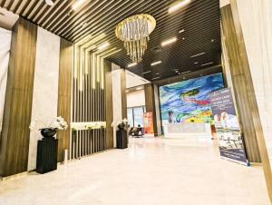 een lobby van een gebouw met een kroonluchter bij Lovina 8-25 @Citra Plaza Nagoya in Nagoya +25 foto's