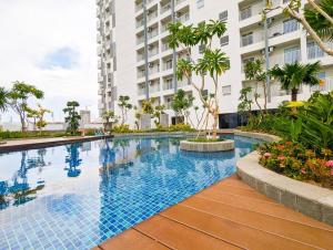 een groot zwembad voor een gebouw bij Lovina 8-25 @Citra Plaza Nagoya in Nagoya