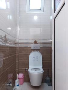 een kleine badkamer met een toilet en een raam bij Sakin Köy Evi Kaçamağı in Arsin