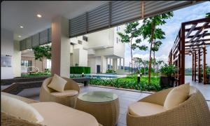 eine Terrasse mit Korbstühlen und einem Tisch in der Unterkunft Cozy 6 Guest 2 Rooms VIM3, Desa Parkcity, One Utama, Bandar Menjalara, Kepong, Sri Damansara, Mutiara Damansara, Damansara Perdana, Kota Damansara, Kuala Lumpur in Kuala Lumpur