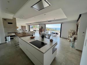 eine Küche mit Blick auf das Meer von einem Haus in der Unterkunft villa vue mer « golf St Tropez » les issambres in Les Issambres