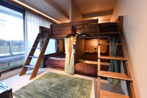 Litera en habitación con 2 literas en Hotel Tokyo Hub en Tokio