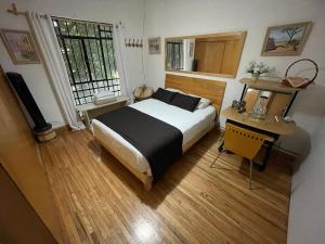una camera con letto, scrivania e finestra di Hostal Roma Condesa a Città del Messico