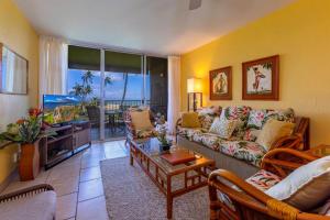 een woonkamer met een bank en een tafel bij MENEHUNE SHORES #423 condo in Kihei