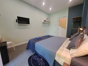 TV a/nebo společenská místnost v ubytování Sea Vibes 1 bedroom apartment - Free Public Parking, WiFi, Cable & Smart TV, 0,9 km to beach