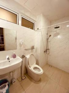 La salle de bains est pourvue de toilettes blanches et d'un lavabo. dans l'établissement Twin Galaxy@B20/City View, à Johor Bahru