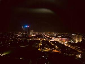 - une vue sur la ville la nuit avec des lumières dans l'établissement Twin Galaxy@B20/City View, à Johor Bahru