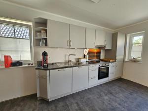 Køkken eller tekøkken på Ferienhaus Golfkate Birdie + 30 billeder