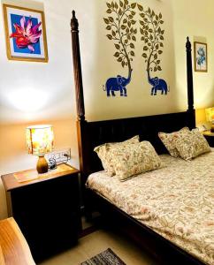 una camera da letto con un letto con due elefanti sul muro di *Serene* A Luxurious Stay a Jodhpur