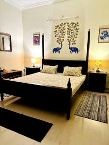 una camera con un grande letto di *Serene* A Luxurious Stay a Jodhpur