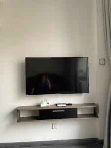 TV de pantalla plana en la pared en BOBOHOMESTAYRUBBY, en Gia Lâm Pho