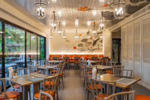 Restaurace v ubytování Proud Phuket, Naiyang Beach