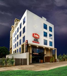 un grande edificio bianco con un cartello sopra di Aiden by Best Western Hennur a Bangalore