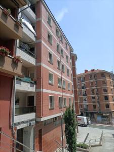 a tall red brick building in a city at Apartamento familiar gran Bilbao in Basauri