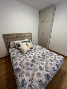 ein Schlafzimmer mit einem Bett mit einer blauen und weißen Decke in der Unterkunft Plava Zvezda Centar Free Garage in Novi Sad