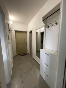 - un couloir avec une commode, un miroir et une porte dans l'établissement Apartment Mario, Novalja,fully air conditioned, à Novalja