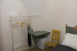 Schlafzimmer mit einem Schreibtisch, einem Bett und einem Stuhl in der Unterkunft Terrazza Campailla in Modica