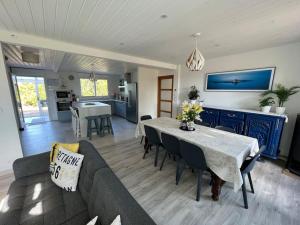 uma sala de estar com uma mesa de jantar e uma cozinha em Jolie Villa avec piscine chauffée 8 par 4 m em Erdeven