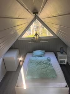 een slaapkamer met een bed in een tent bij Chalet du bonheur - La Jenny naturist area in Le Porge