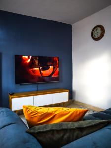 Televisyen dan/atau pusat hiburan di Stunning 1-Bedroom Apartment in Madaraka Estate, Nairobi