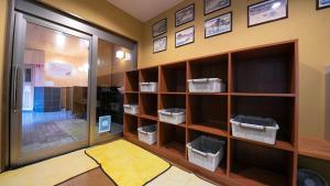 um quarto com uma grande estante de livros de madeira com cestos em Ninohe City Hotel - Vacation STAY 36054v em Ninohe