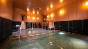 uma piscina num quarto grande com piso enferrujado em Ninohe City Hotel - Vacation STAY 36054v em Ninohe