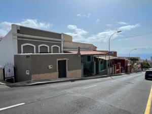 een gebouw aan de straatkant bij Casa Almendra in Santa Cruz de Tenerife